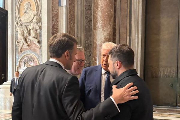 Felfedték, mit mondott Trump Macronnak a Szent Péter-bazilikában