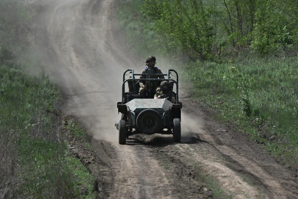 Az oroszok terepjáróval küzdenek meg az ukrán drónokkal