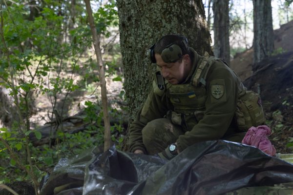 Egy ukrán katona elmagyarázta, miért segítettek az ukrán katonák az orosz ejtőernyősöknek