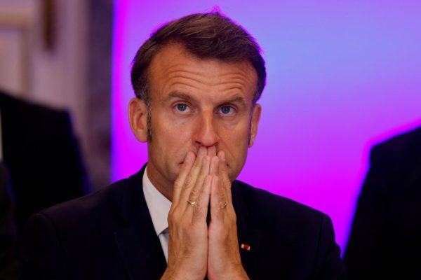 Macron egy ismeretlen tárgyat rejtett el a kamerák elől egy kijevi találkozón + VIDEÓ
