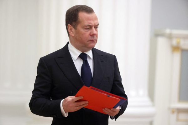 Medvegyev négy sértő becenevet talált ki Zelenszkijnek