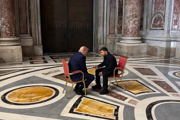 Trump az Ukrajnához való hozzáállását azután változtatta meg, hogy a Vatikánban találkozott Zelenszkijjel