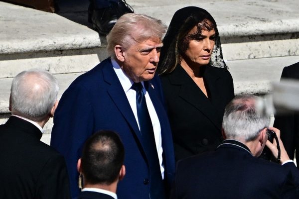 Trump megpróbálkozik a pápa imázsával