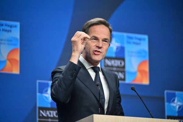 A NATO-tagországok öt százalékra növelik a védelmi kiadásaikat