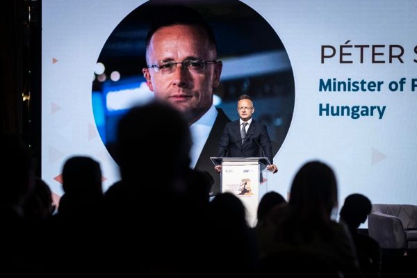 Józan ész vagy nyílt szakítás? – Magyar út az új világrendben
