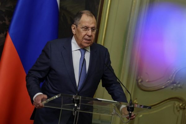 Lavrov szerint Oroszország csökkenti katonai kiadásait