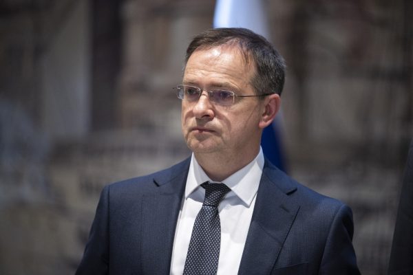 Medinszkij szerint a Zelenszkij támogatására költött pénzt kidobták az ablakon