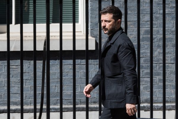 Rejtett üzenet állhat Zelenszkij szokatlan öltözetének hátterében