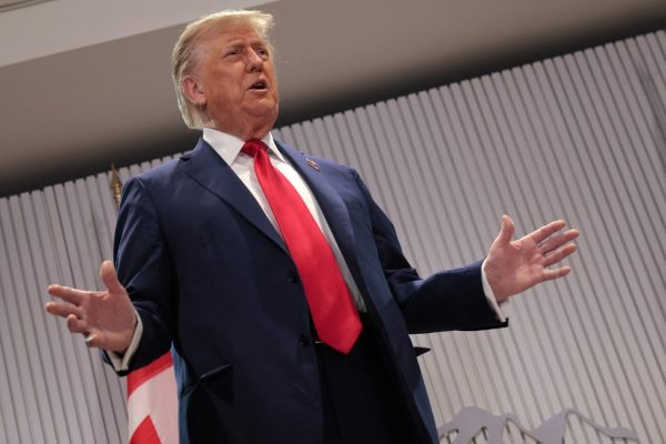 Üzemanyagtöltő repülőgépeket indított Trump kelet felé