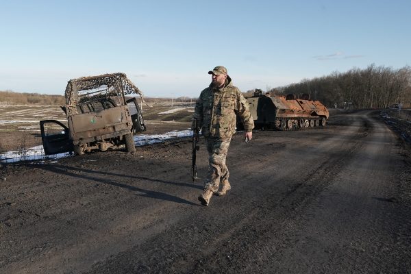 Vérfagyasztó felvétel: egy katona túlélte az ellenséges drón közvetlen találatát + VIDEÓ