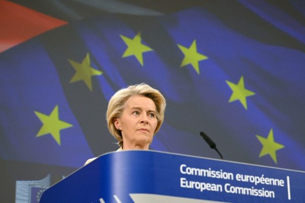Von der Leyen „hadüzenetet” küldene Trumpnak
