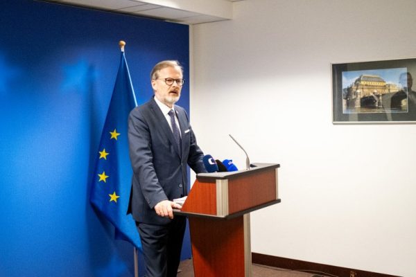 A cseh kormányfő egy negatív forgatókönyvre figyelmeztet