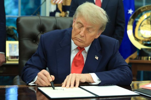 Trump aláírta a Szíria elleni szankciók feloldásáról szóló elnöki rendeletet