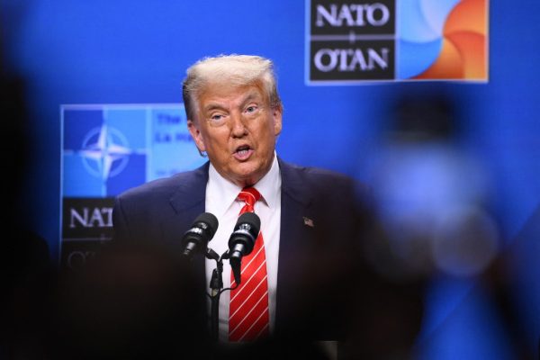 Vérdíjat tűztek ki Trump fejére