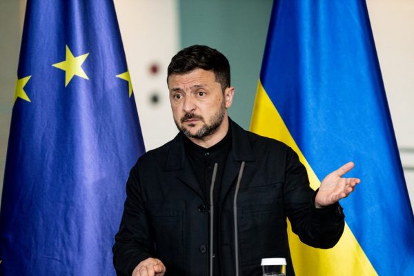 Ismét arra buzdítják az USA-t, engedje el Zelenszkij kezét