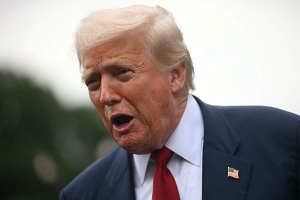 Trump: Alá kell majd írnia valamit