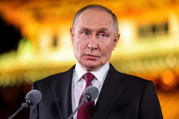 A leköszönő MI6-főnök szerint Putyin hazudik a világnak,