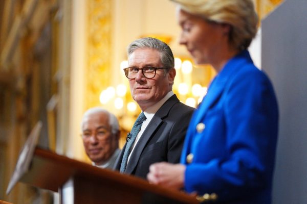 Az EU és Nagy-Britannia is bővíti az orosz szankciós listát