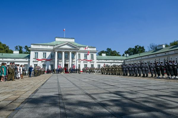 Semlegesítettek egy drónt a lengyel kormányzati épületek felett